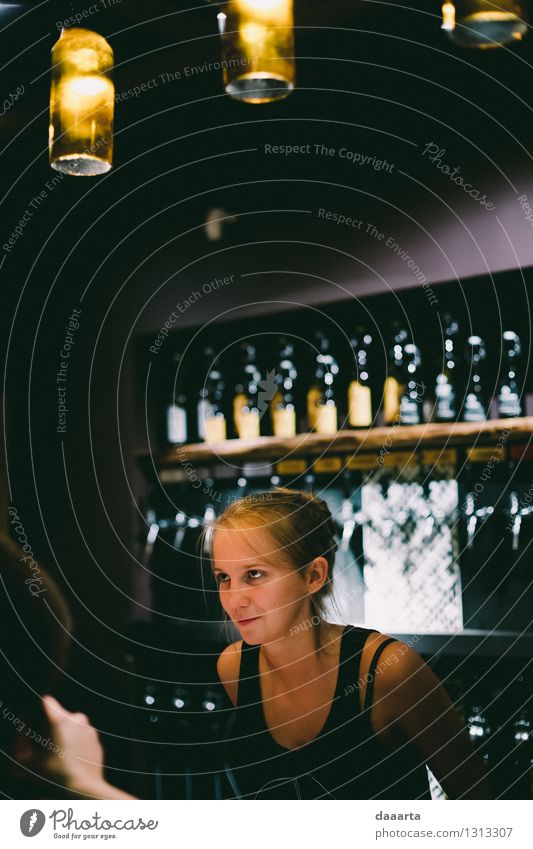 Arbeiten an der Bar Getränk Alkohol Bier Lifestyle elegant Stil Leben harmonisch Sinnesorgane Freizeit & Hobby Abenteuer Möbel Lampe Cocktailbar ausgehen