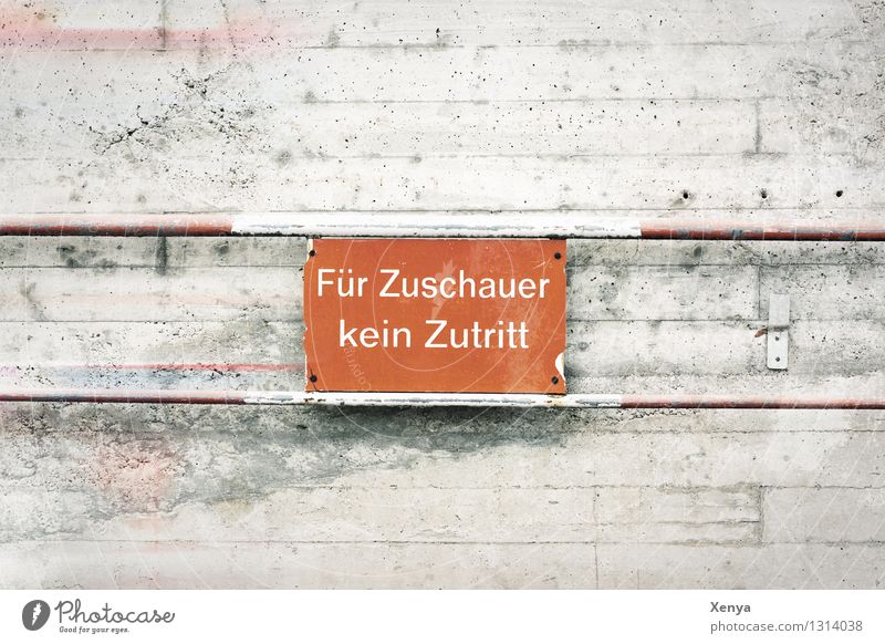 Schild - Für Zuschauer kein Zutritt Mauer Wand Beton Metall Schutzschild grau rot abwehrend Barriere Hinweis Hinweisschild Schilder & Markierungen Außenaufnahme