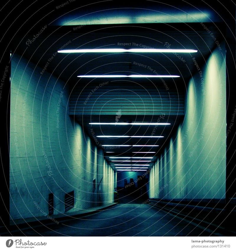 Into the blue Tiefgarage Garage Tunnel Einfahrt Untergrund Parkhaus dunkel Nacht Lampe Neonlicht Beleuchtung ungewiss unheimlich Schwarze Löcher Zeitreise