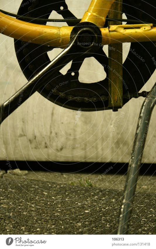 STÄNDER Ständer Fahrrad Fahrradständer stehen Gleichgültigkeit Momentaufnahme Leben gelb Beton Asphalt schwarz Makroaufnahme Nahaufnahme wirklich Kette Zahnrad