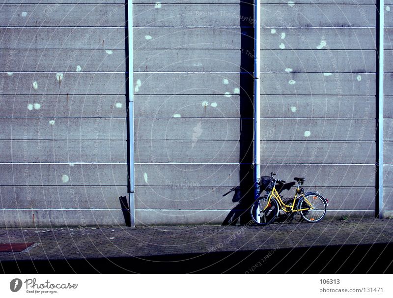 FREIHEIT Wand Mauer Menschenleer Fahrrad Platz Freiraum Langeweile frei Freiheit space Raum Strukturen & Formen fabre Linie