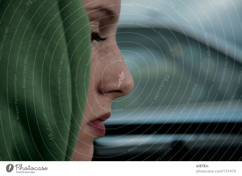 Profil Kapuze grün Wimpern ruhig Frau Gesicht Mund Nase Konzentration