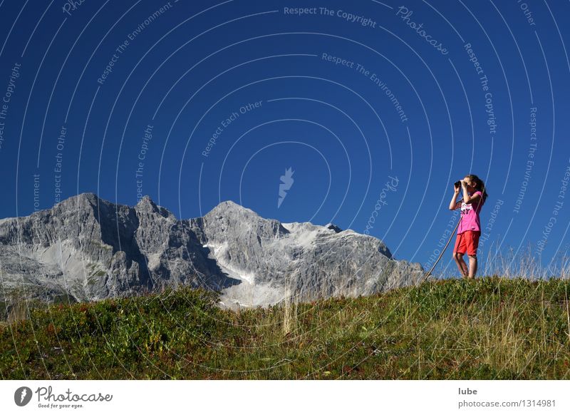Anna schaut fern Mädchen 1 Mensch 8-13 Jahre Kind Kindheit Umwelt Natur Landschaft Himmel Sommer Klima Wetter Schönes Wetter Felsen Alpen Berge u. Gebirge