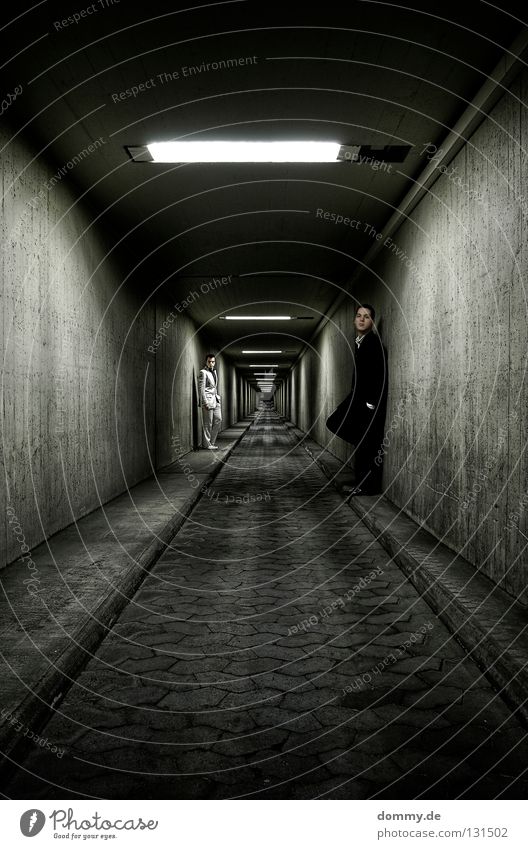 endless Mann Kerl stehen Tunnel Wand Anzug Unendlichkeit Licht Bordsteinkante Bürgersteig Nacht dunkel weiß schwarz Untergrund Körperhaltung Langzeitbelichtung