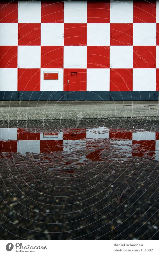 kleinkariert Reflexion & Spiegelung Asphalt Fassade abstrakt weiß rot Quadrat Muster Hintergrundbild grau schwarz Flughafen Detailaufnahme Wasser Regen Tür