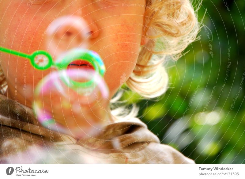 Bubbles Kind Kleinkind Mädchen Seifenblase Luftblase Spielen blasen Wiese Sommer blond niedlich Regenbogen Schweben Freizeit & Hobby Lippen