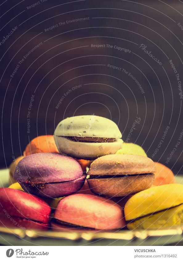 Französisches Baisergebäck - Macarons Lebensmittel Teigwaren Backwaren Kuchen Dessert Ernährung Stil Design retro gelb Hintergrundbild Snack altehrwürdig