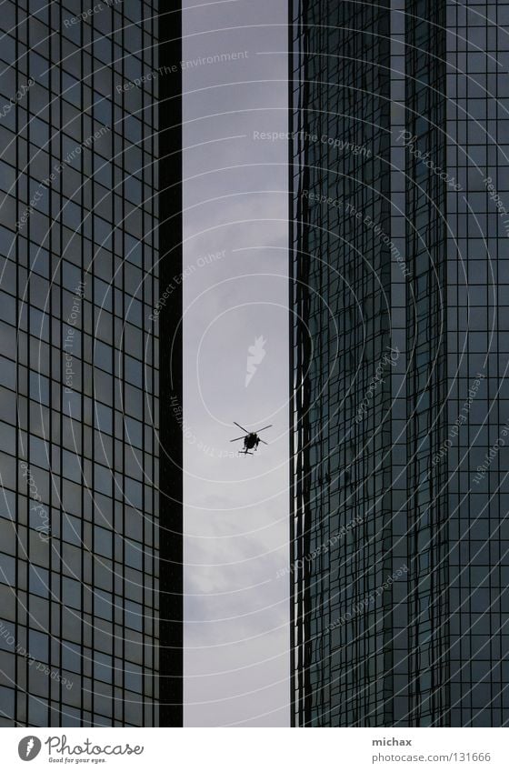 Pass ich durch? Hubschrauber Hochhaus Frankfurt am Main grau eng Reflexion & Spiegelung Luftverkehr Himmel zwischen Glas