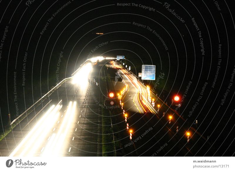 nachtbaustelle Autobahn PKW Lastwagen Nacht dunkel Baustelle Verkehr Langzeitbelichtung Belichtung Schilder & Markierungen Straße Licht Lampe