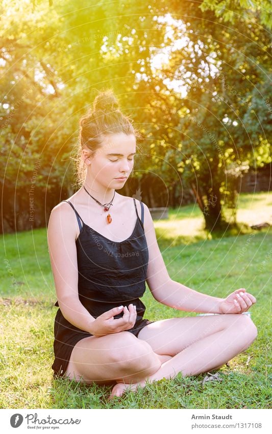 Meditation Lifestyle schön Gesundheit Wellness Erholung Sommer Yoga Mensch feminin Junge Frau Jugendliche Erwachsene 1 Natur Schönes Wetter Park Wiese Denken