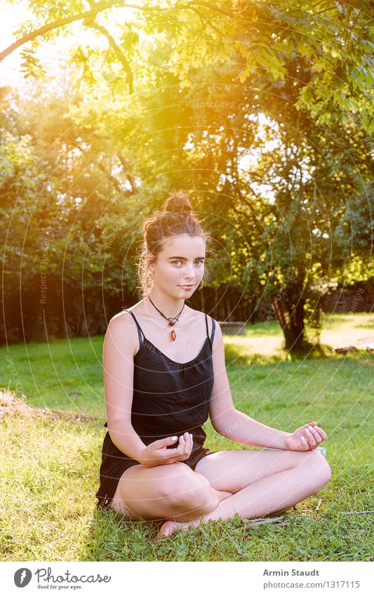 Meditation Lifestyle schön Gesundheit Wellness Erholung Sommer Yoga Mensch feminin Junge Frau Jugendliche Erwachsene 1 13-18 Jahre Natur Wiese Denken Lächeln