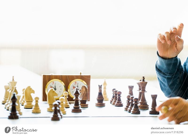 Springer nach ... Freizeit & Hobby Spielen Schach Kind Hand 1 Mensch 8-13 Jahre Kindheit Denken hell Freude Begeisterung Erfolg Leidenschaft diszipliniert
