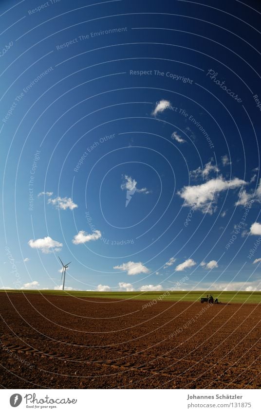 Der Bauer und das Feld Gras Landwirtschaft Windkraftanlage Wissenschaften Elektrizität Kraft Wolken Himmel Frühling Sommer Aussaat Bauernhof Traktor Kuhmist