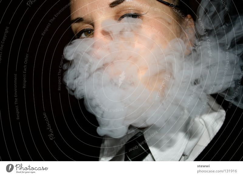school's out Frau Rauch Uniform Nebel Rauchen Wasserpfeife Tabak Durchblick smoke female business dress Gesicht face Auge unklar verpackt Kopf