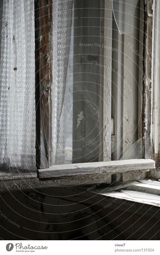 Offenstehend Fenster vergessen Ruine Zeit Verlauf Gardine verfallen weiß Holz Fensterrahmen Fensterbrett Haus Raum Vergänglichkeit Wohnzimmer obskur alt Glas