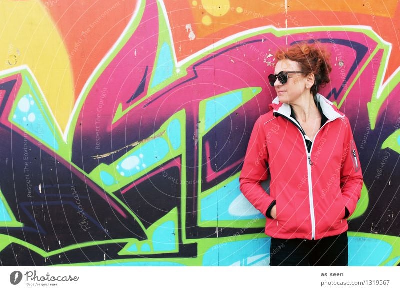 Frau vor Graffiti Erwachsene 1 Mensch 30-45 Jahre Kunst Kunstwerk Jugendkultur Subkultur Musik Mauer Wand Fassade rothaarig Locken Zeichen Blick stehen Coolness