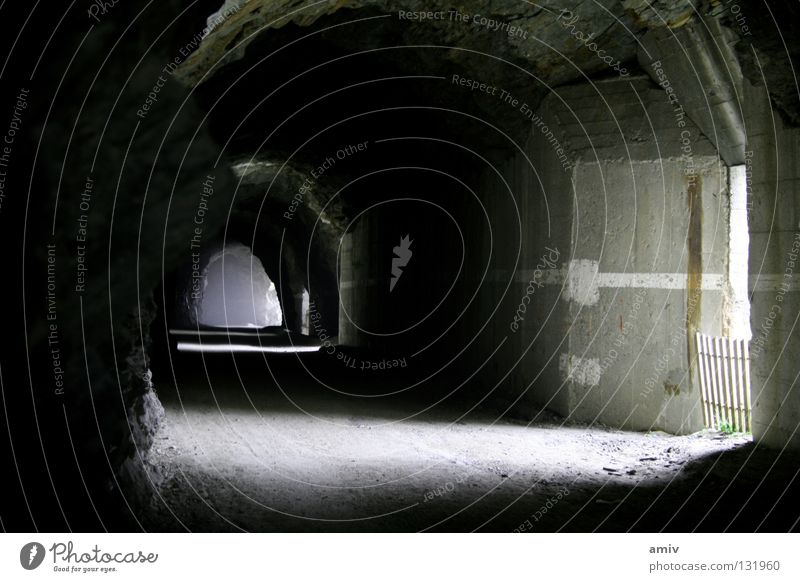 Irrweg ans Licht Tunnel Ausgang Staub Schatten Ziel Nebel Kontrast Stein Gang