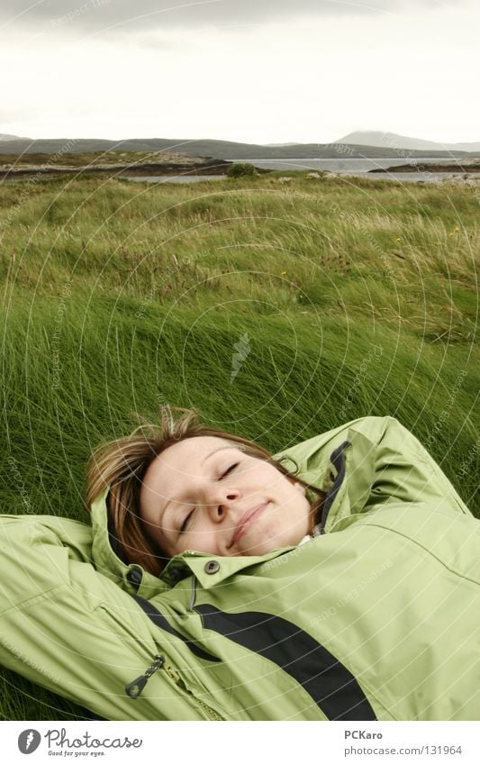 ..von Irland träumen.. Gras weich schlafen genießen Wolken Hügel grün Regenwolken Frau kalt Meer Republik Irland Wind Natur