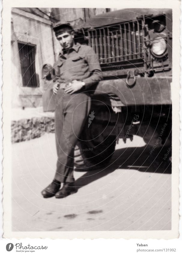 Mein Vater ausgefranst Armee Wehrdienst Soldat Mann Junger Mann Sechziger Jahre Türkei Istanbul Lastwagen Schwarzweißfoto Trauer Verzweiflung mit Rand