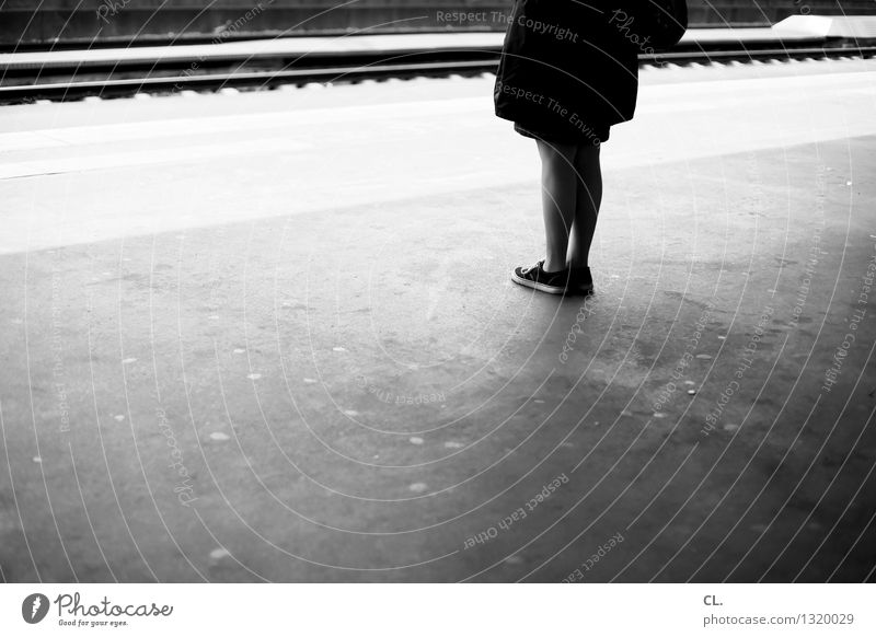 stehen und warten Mensch feminin Frau Erwachsene Leben Beine 1 Verkehr Verkehrsmittel Verkehrswege Bahnfahren Bahnhof Bahnsteig Gleise Langeweile