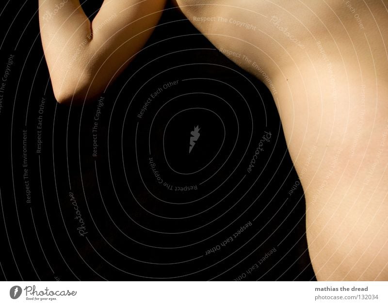 VERFÜHRUNG nackt anziehen Oberkörper Frau feminin schön weich zart Oberschenkel ruhig Bauchnabel Erotik Schatten Hintergrundbild Leberfleck geschwungen Verlauf