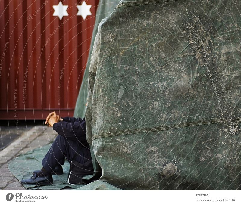 2* Absteige Arbeit & Erwerbstätigkeit Mensch Mann Erwachsene Hand Container rot Langeweile Pause Shanghai China Arbeiter Hotel Unterkunft Abdeckung Zelt