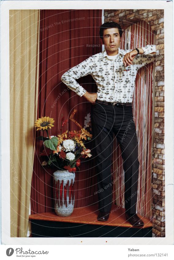 1966 Mann Junger Mann Körperhaltung Werkstatt Studioaufnahme Podest retro knallig scheckig schick Sechziger Jahre Blumenvase Dekoration & Verzierung Vorhang