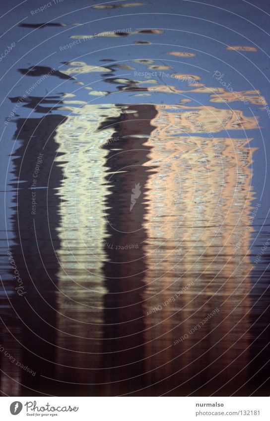 Unscheinbar II Spiegel Hochhaus Reflexion & Spiegelung Gebäude Oberfläche Wellen virtuell dezent Spiegelbild ungenau Glätte Metall schön ruhig unten Streifen