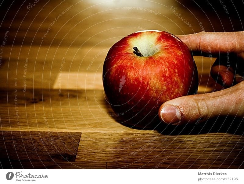 Apple Tisch Holztisch Gesundheit rot gelb Hand Finger nehmen Ernährung Gegenlicht knackig Saft saftig genießen Vitamin Stengel Fingerkuppe entstehen Gift