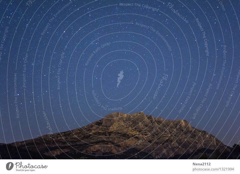 Sainte Victoire by night I Umwelt Natur Landschaft Himmel Wolkenloser Himmel Nachthimmel Stern Schönes Wetter Berge u. Gebirge Bekanntheit dunkel fantastisch
