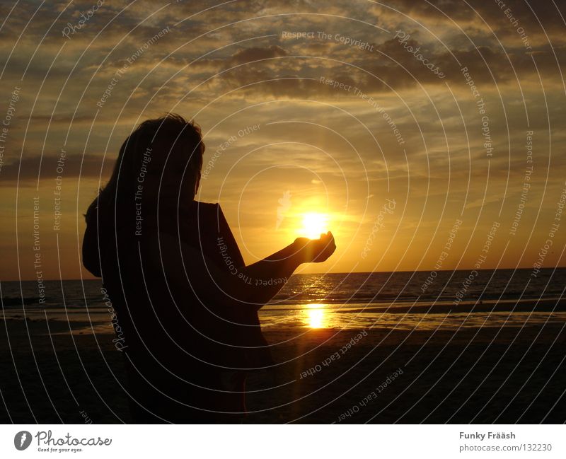 catch a sunset. Sonnenuntergang Hand Romantik Niederlande Ferien & Urlaub & Reisen dunkel Meer Horizont rot Geschenk Genauigkeit Zärtlichkeiten Vorsicht