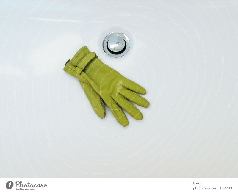 in die Wanne gefallen Handschuhe Leder Badewanne grün weiß Abfluss glänzend Wohnung dreckig Sauberkeit Am Rand Feigenblatt schick Froschkönig Schwimmhilfe