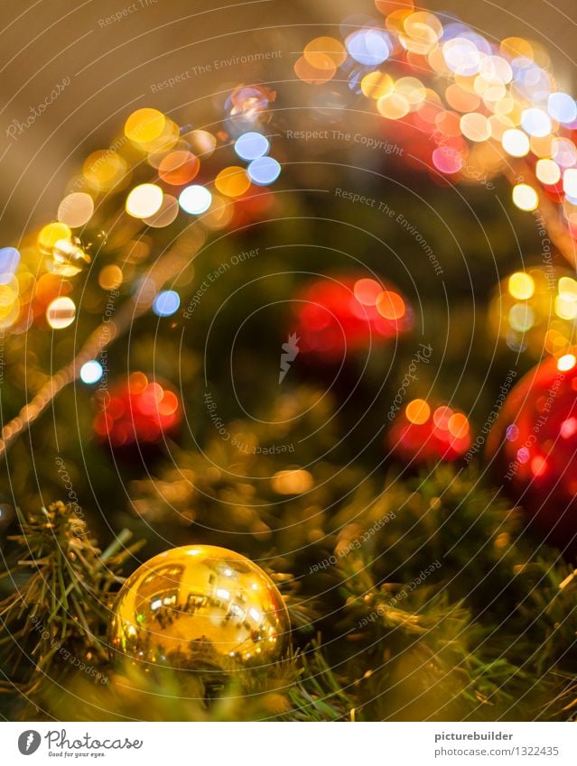 funkelnder Weihnachtsbaum Dekoration & Verzierung Weihnachten & Advent Winter Baum Christbaumkugel Feste & Feiern gold grün rot festlich Farbfoto Innenaufnahme