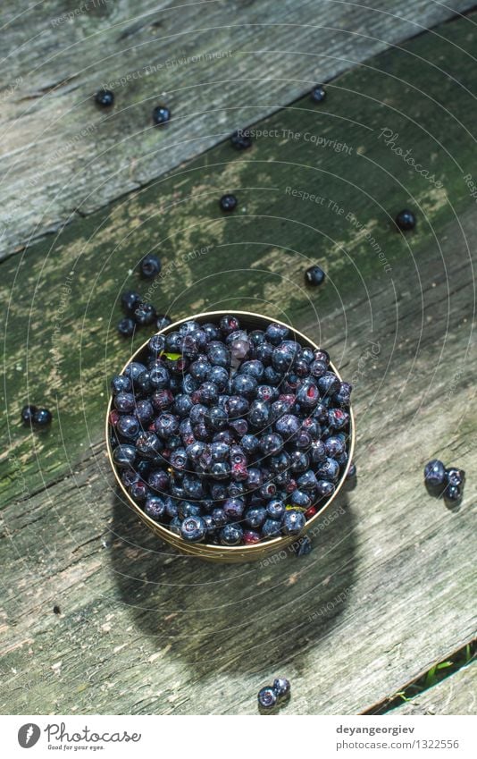 Blaubeeren in einer Schüssel Gemüse Frucht Dessert Ernährung Vegetarische Ernährung Schalen & Schüsseln Sommer Menschengruppe Natur frisch oben saftig blau Holz
