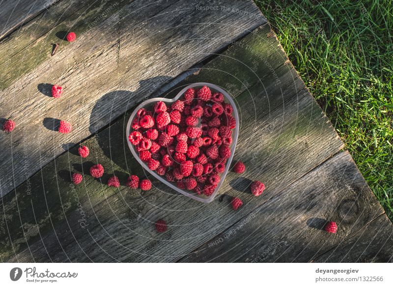 Himbeeren in einer Schüssel auf Holz Frucht Dessert Diät Schalen & Schüsseln schön Sommer Valentinstag Natur Papier Herz Liebe frisch natürlich saftig grün rot