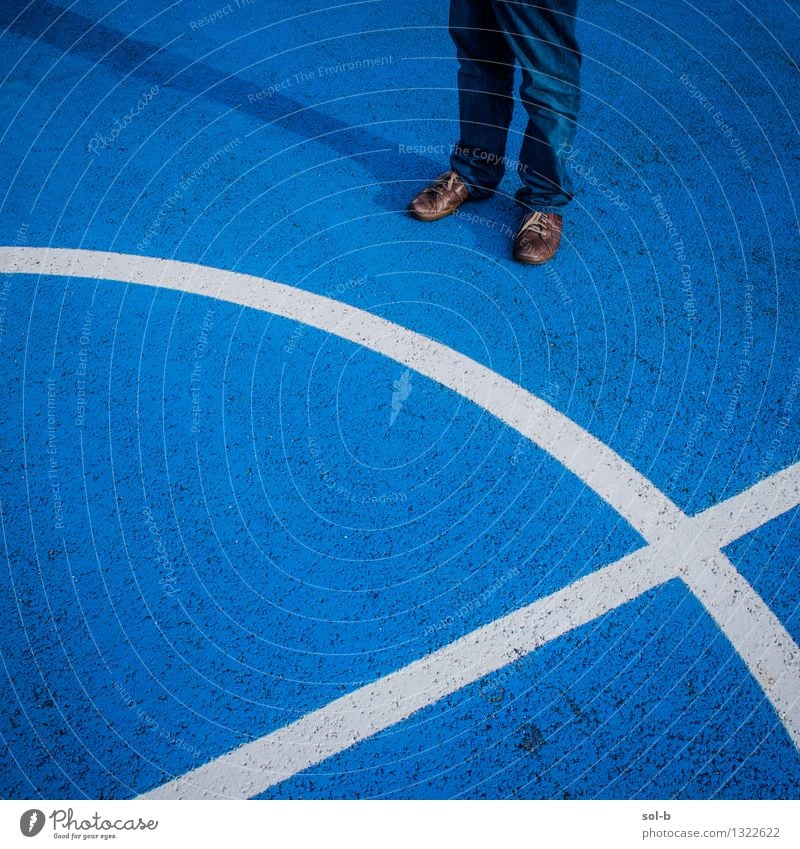 wtnrndgn Sportstätten Sportveranstaltung maskulin Junger Mann Jugendliche Erwachsene Beine Fuß 1 Mensch Jeanshose Schuhe stehen blau Asphalt modern Spielfeld