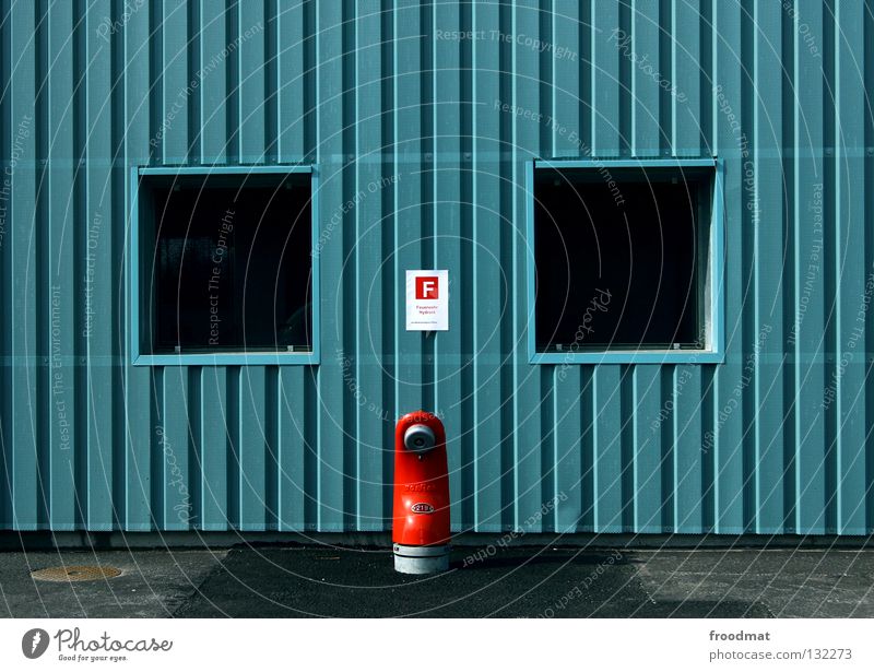 o i o sehr wenige Hydrant zentral graphisch rot Stil Schweiz löschen Löschwasser Versorgung Fenster Wand Streifen gestreift Anschluss Detailaufnahme Wasser