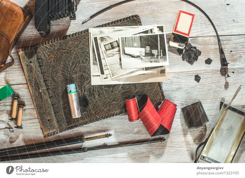 Vintage Fotokamera und Fotomaterial Stil Ferien & Urlaub & Reisen Tisch Mode Accessoire Papier alt retro braun schwarz Nostalgie altehrwürdig Fotografie
