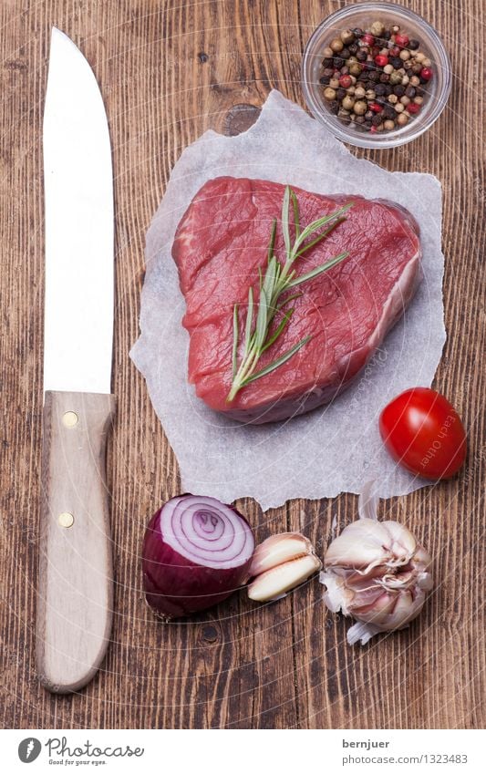 Steak Lebensmittel Fleisch Gemüse Kräuter & Gewürze Essen Bioprodukte Messer liegen gut einzigartig rot authentisch Rindersteak roh Zwiebel Pfeffer Tomate