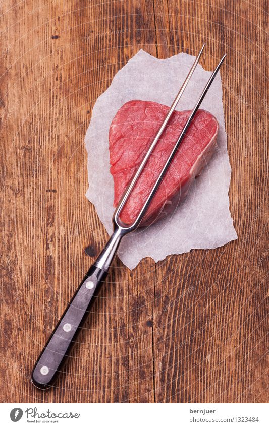 Meat Love Lebensmittel Fleisch Gabel gut Ehrlichkeit Steak Rindersteak Fleischgabel roh Holz rustikal Portion Rindfleisch Lende Rinderlende Rinderfilet