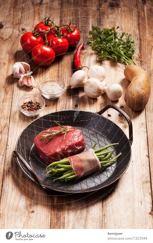 Wird lecker Lebensmittel Fleisch Gemüse Kräuter & Gewürze Bioprodukte Pfanne gut braun rot authentisch gefräßig Steak roh Champignons Kartoffeln Pfefferkörner