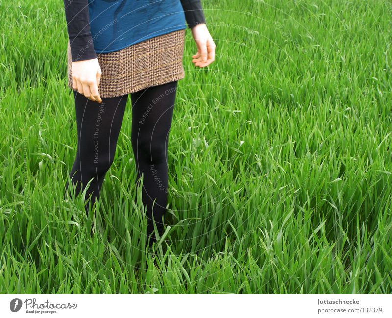 Feldfrüchte schwarz Frieden Frau verloren grün Gras Wiese gehen Raps Minirock quer stehen verwurzelt Frühling Kraft friedlich Juttaschnecke hohes Gras Natur