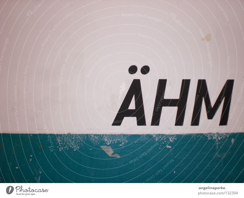 eine Wand auf der in großen schwarzen Buchstaben das Wort "ÄHM" steht alt weiß dreckig rustikal kurz Denken Innenaufnahme Momentaufnahme Schriftzeichen