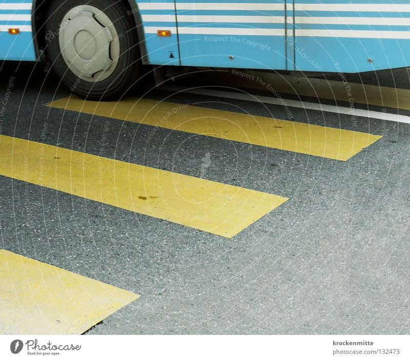 Linienverkehr Fußgängerübergang Zebrastreifen gelb Asphalt Verkehr Überqueren betoniert Teer Streifen schmal Reifen Öffentlicher Personennahverkehr hell-blau