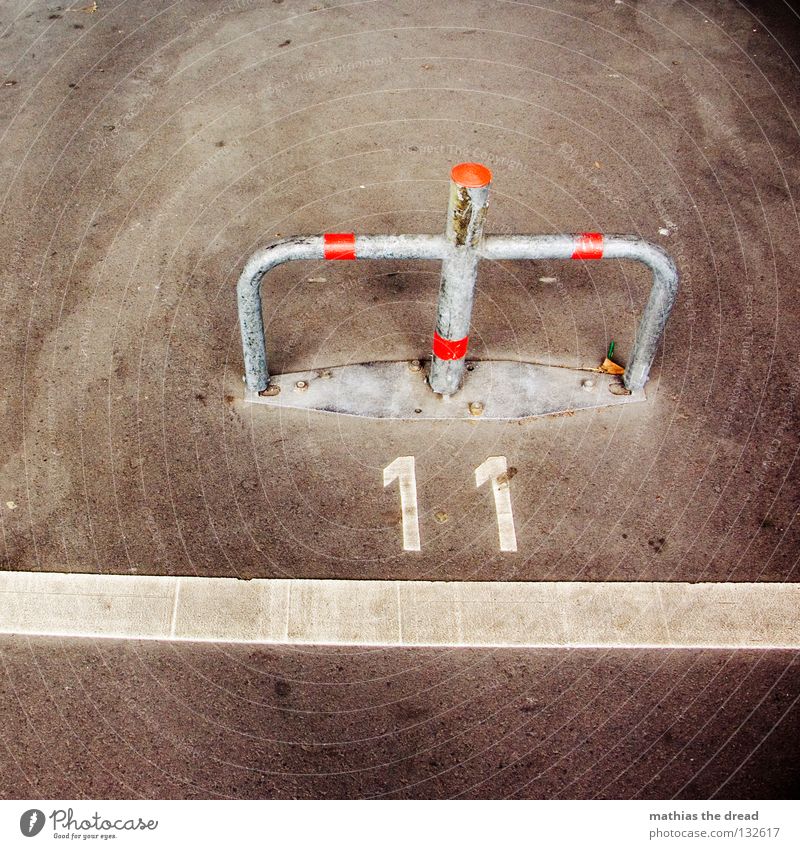DEUTSCHE ELF Platz Parkplatz parken besetzen geschlossen rot Streifen privat Ziffern & Zahlen zählen Asphalt Untergrund hart schwarz unfreundlich Verkehrswege