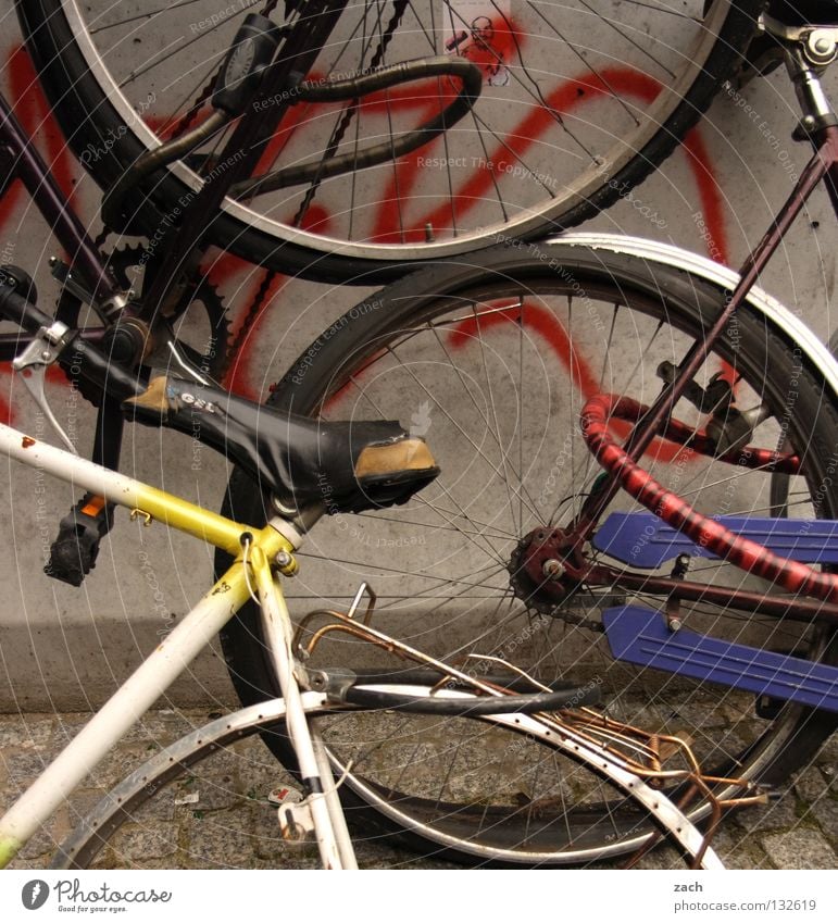 kubistisches Zweirad Fahrrad retro Müll gebraucht kaputt fahren fehlerhaft Leiche Schrott gebrochen Vergänglichkeit Freizeit & Hobby Beschädigt Fahrradleiche
