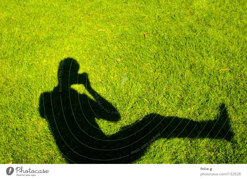 Rasenmensch #4 Gras Hand Schlagschatten Licht grün hellgrün Fotografie Schatten Mensch Beine Sonne Kontrast Fotokamera shadow