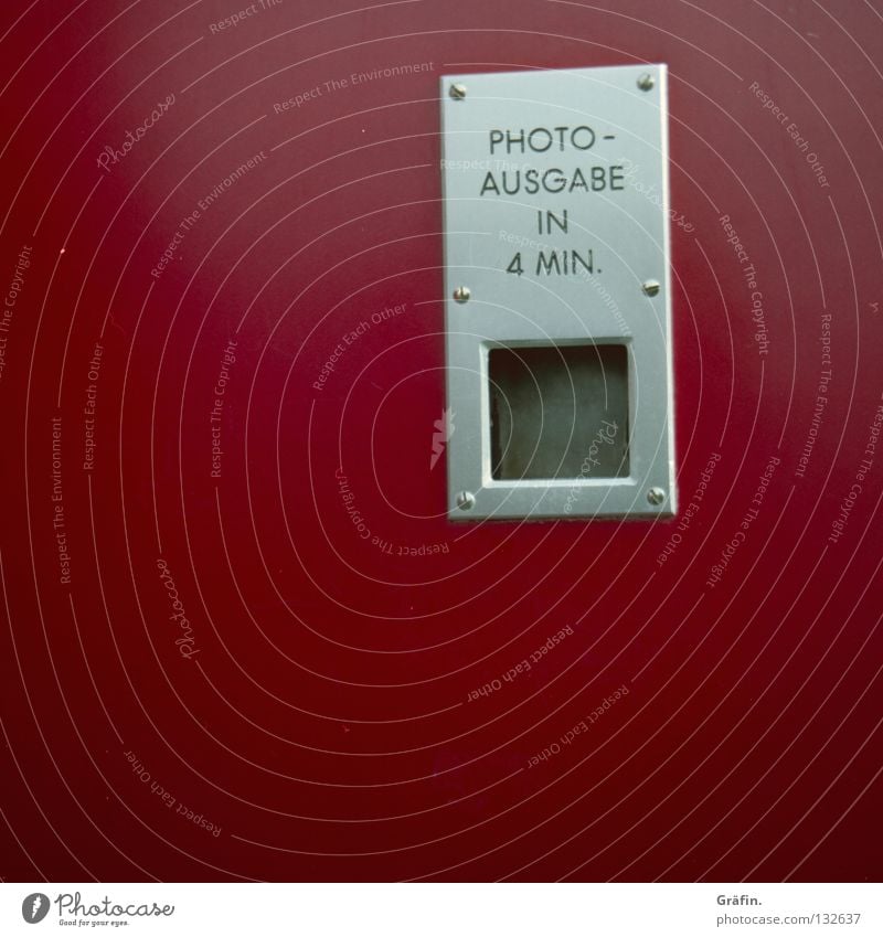 Fotos in 4 Minuten Automat Blitzlichtaufnahme Geschwindigkeit entwickelt Passbild rot Nostalgie kultig Kindheitserinnerung Fotoautomat Freude Buchstaben
