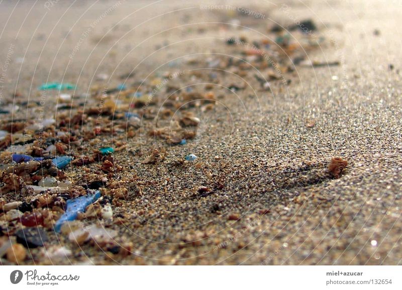 strand Sand Stein klein nah blau grün Scherbe Nahaufnahme Makroaufnahme Schatten