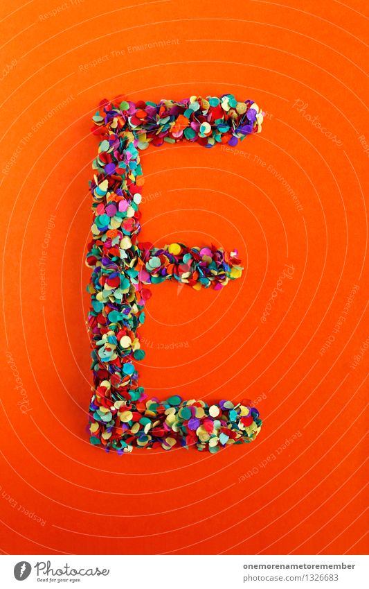 E Kunst Kunstwerk ästhetisch Buchstaben Typographie alphabetisch orange-rot Kreativität Idee Konfetti Design Farbfoto mehrfarbig Innenaufnahme Detailaufnahme